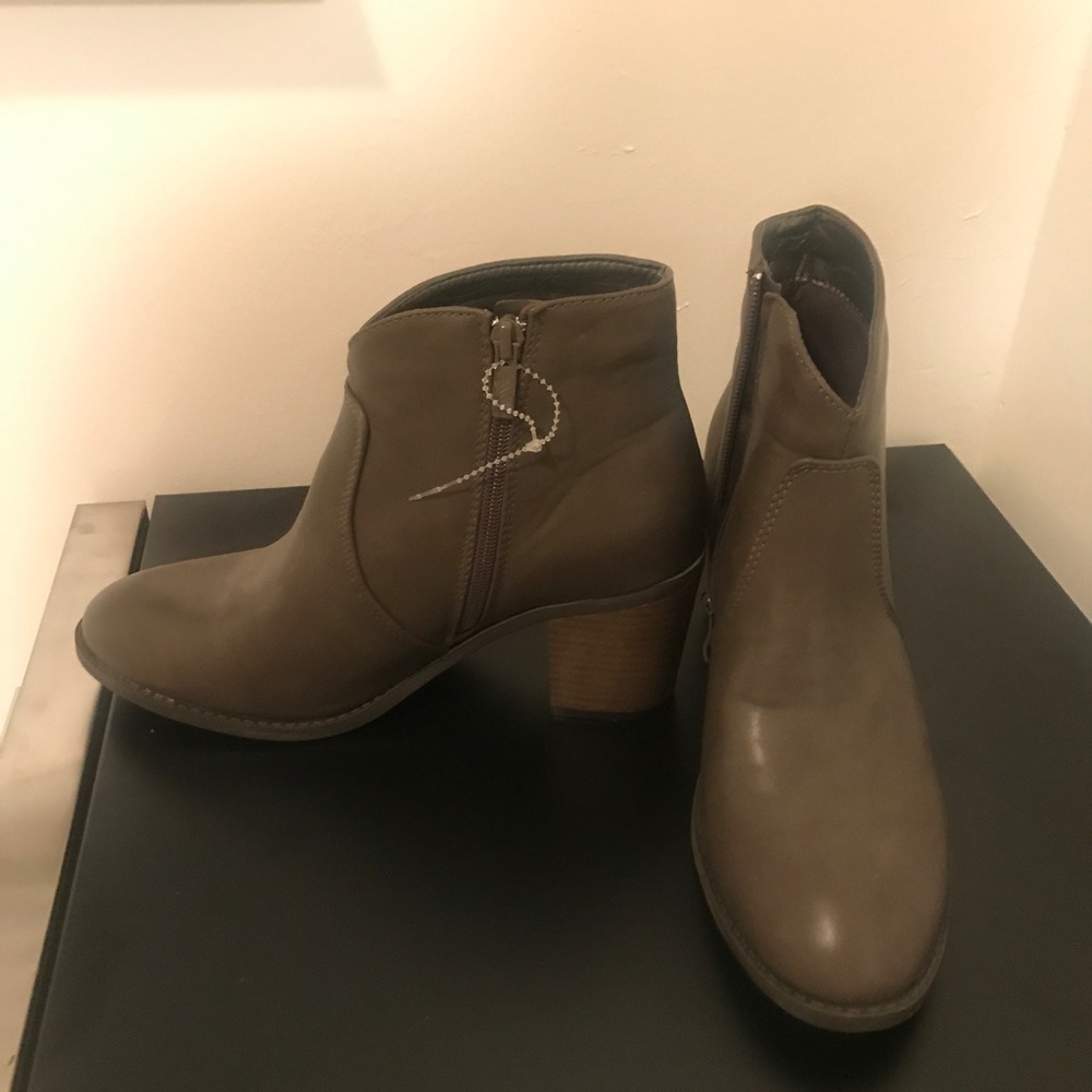 NWT BRAND NEW grey booties 🤗